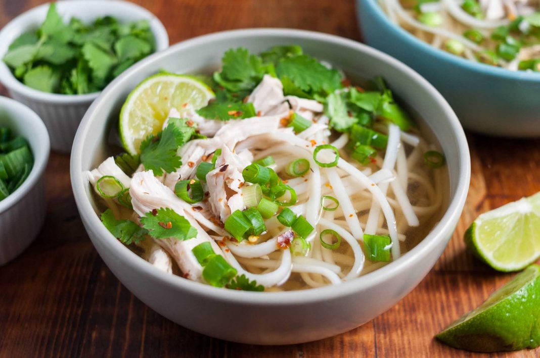 Bạn cũng nên bổ sung thêm các loại rau xanh trong phở để tăng cường chất xơ Bạn cũng nên bổ sung thêm các loại rau xanh trong phở để tăng cường chất xơ